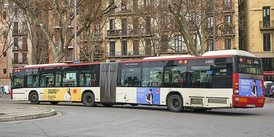 La escuela de negocios TBS utiliza la publicidad exterior para atraer estudiantes